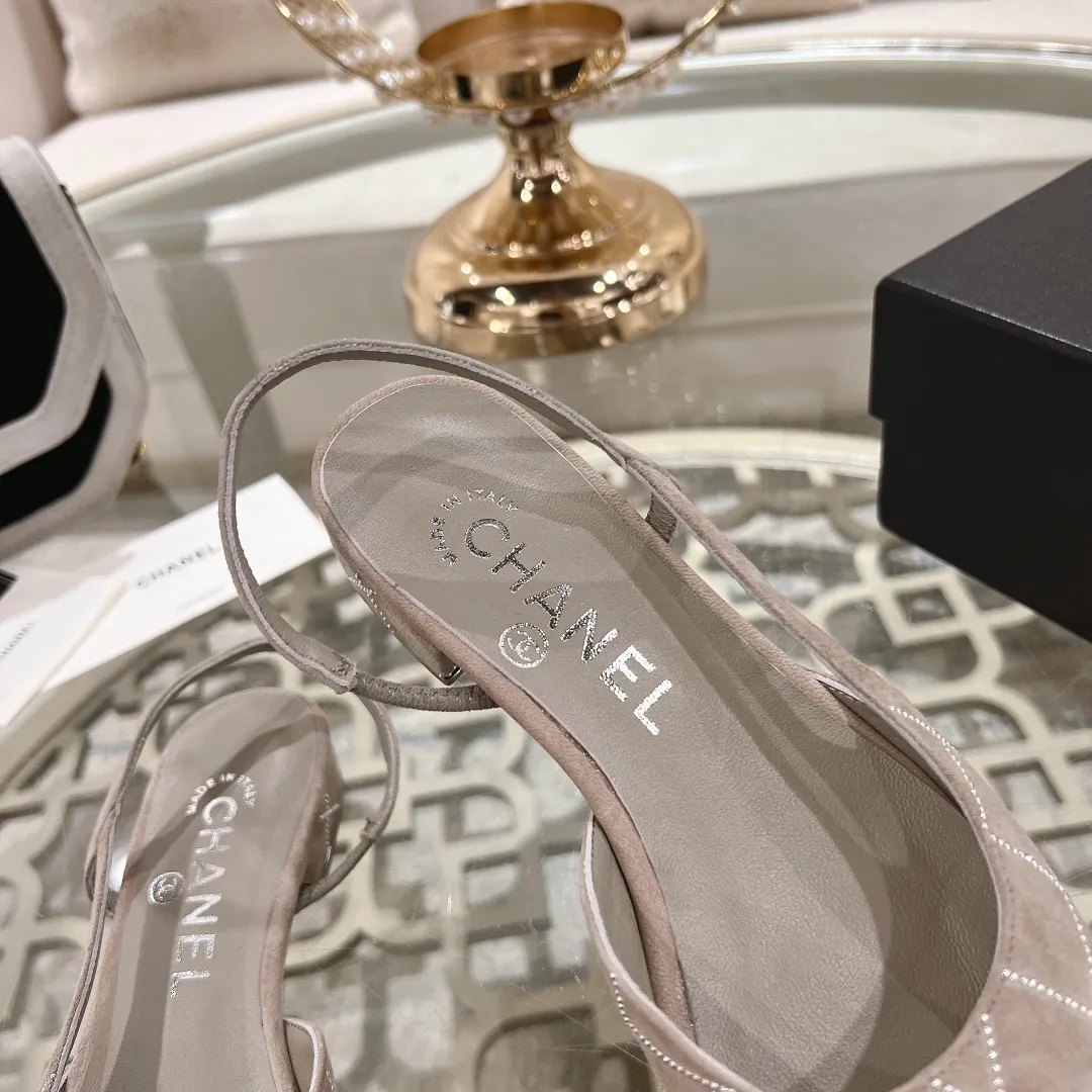 👟👟Ex-factory price 540👟👟 CHANEL Xiangjia 25vs spring and summer new fashion sandals series... Chanel is a very comprehensive noble fashion lifestyle brand. The same models are sold by major fashion bloggers and celebrities in Hong Kong, the United States, and other countries. They are simply beautiful. I fall in love with elegance and the playful sense of the future. I want to own them right away just by looking at them. But you can really think about a pair of exquisite high heels. This series is specially designed for extraordinary and indifferent ladies to create a unique overall effect. CHANEL designs products that inspire women to move forward and highlight their charm... 1️⃣Material: original customized high mercerized sheepskin 2️⃣Inner lining: original customized imported sheepskin 3️⃣Feet: original customized imported sheepskin 4️⃣Outsole: genuine leather sole imported from Italy 5️⃣Heel height: 2.5cm/6.5cm/9cm 6️⃣Number: 34-43 (34.40.41.42.43 customized is not returnable) 7️⃣Packaging: The latest and exquisite full set of packaging at the counter